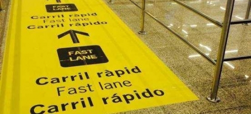 Critican el carril VIP del aeropuerto y piden que se suprima