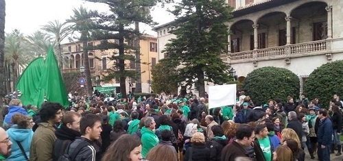 Unas 300 personas se concentran contra la Lomce y el 3+2 ante el Consolat de Mar