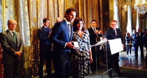 París condecora a Nadal