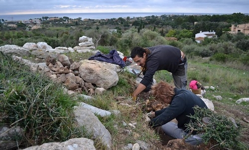 Voluntaris de tot el món participen en l'excavació i la restauració del jaciment prehistòric de Mestre Ramon