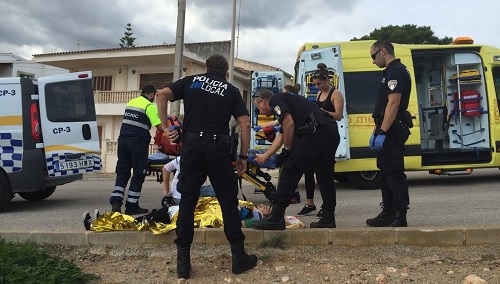La Policía Local de Manacor asiste a un hombre que se había precipitado en las rocas