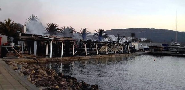 Un incendio calcina el conocido restaurante Es Pla de Fornells en Menorca