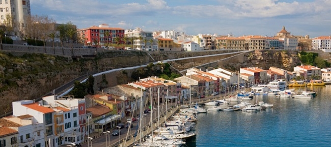 El Govern destinará 300.000 euros a contratar seguridad privada permanente en los puertos de Ciutadella y Fornells