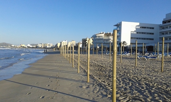 El GOB denuncia la colocación de instalaciones de temporada sin licencia en las playas de Can Picafort y Son Bauló