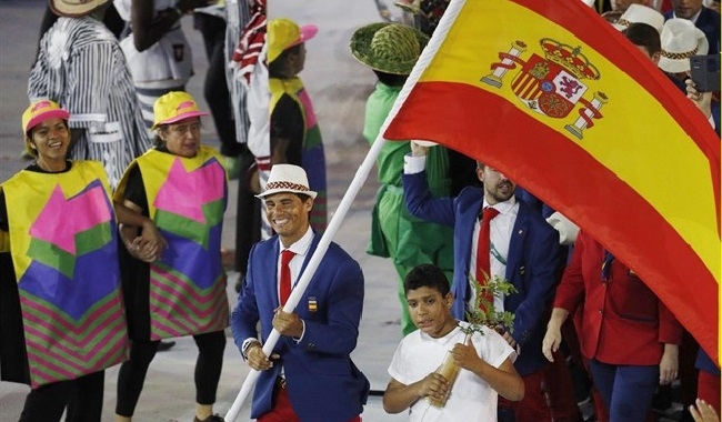 Un Nadal emocionado abandera la delegación española en la inauguración de los Juegos