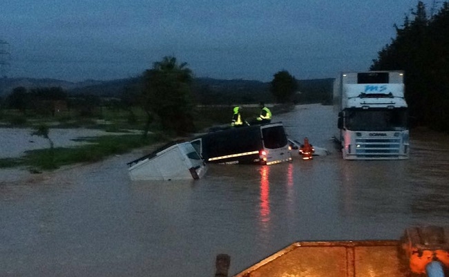 Dos carreteras cortadas por las lluvias en Mallorca y un torrente desbordado en Ibiza