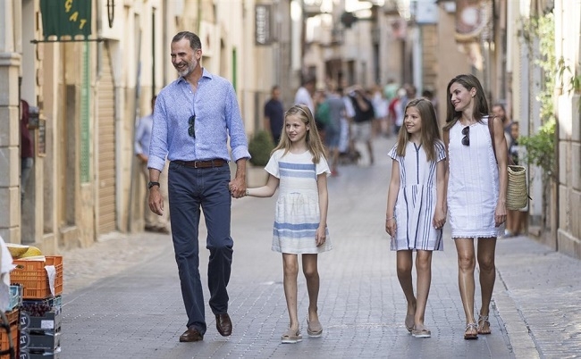 La Familia Real visita la exposición de Miró y Picasso en Sóller