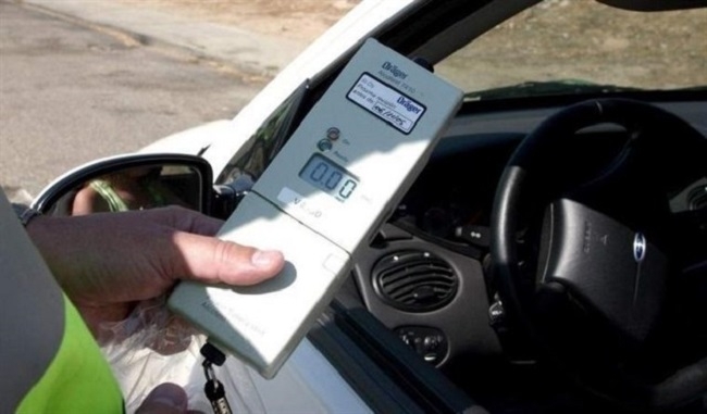 Interceptado un conductor ebrio al colisionar una moto contra un coche patrulla en Ibiza