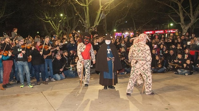 El primer ball dels dimonis i una gran torrada encenen la flama de la festa de Sant Antoni davant milers de persones 
