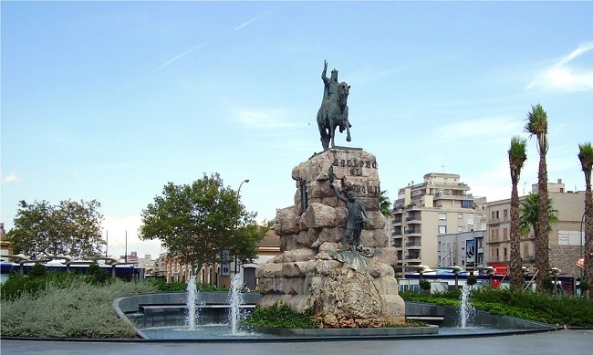 Condenan a Cort a indemnizar con 55.500 euros a una mujer que se cayó en la Plaza España