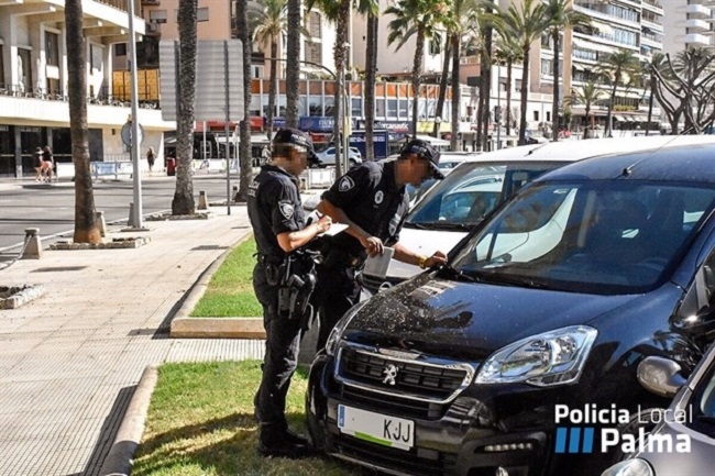 Sancionan 400 coches de alquiler estacionados en la vía pública sin estar alquilados