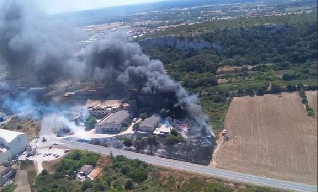 Medios aéreos y terrestres trabajan para extinguir un incendio en Felanitx