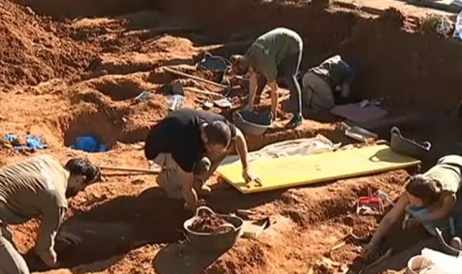 Hallan restos de un cuerpo en la fosa del cementerio de Santa María