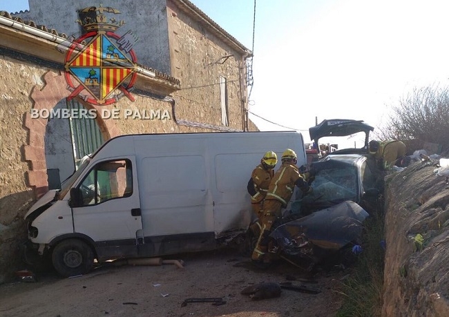 Los bomberos de Palma rescatan a una mujer que quedó atrapada tras chocar contra una furgoneta aparcada