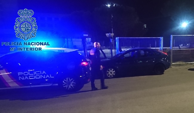 Accede al interior de un aparcamiento, saltando sobre los coches y provocando daños, profiriendo amenazas de muerte e insultos a los usuarios