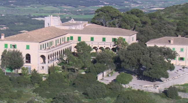 Una mujer cae desde una altura de 25 metros en el Monasterio de Cura 