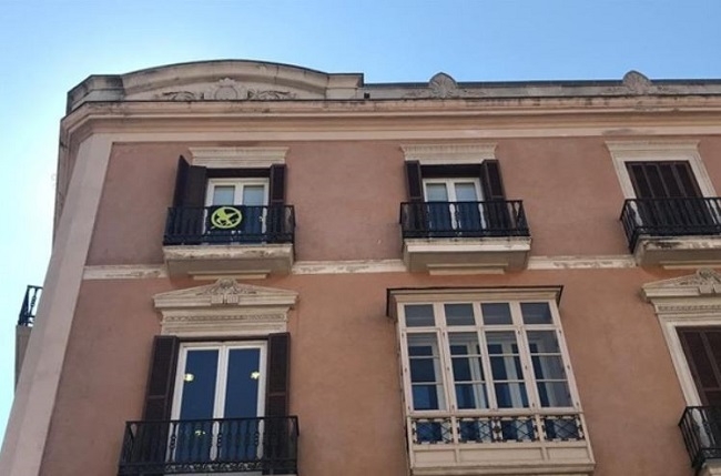 MÉS per Mallorca cambia el lazo amarillo del Parlament por el 'sinsajo' de 'Los Juegos del Hambre'
