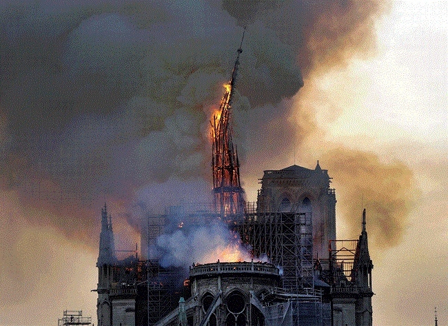 Un incendio consume parte de la catedral de Notre Dame