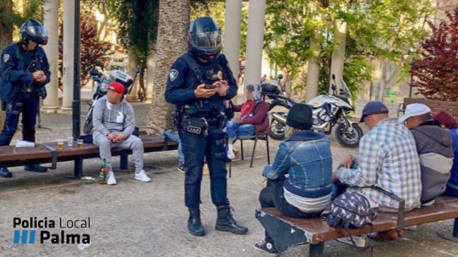 8 denuncias por consumir alcohol en vía pública en plaza de 'les columnes'