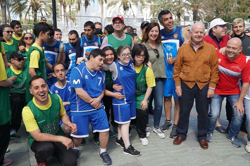 La presidenta Francina Armengol ha asistido al torneo amistoso de baloncesto “Campeones”