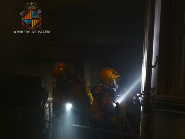 Incendio de material diverso en un aparcamiento subterráneo abandonado en Palma