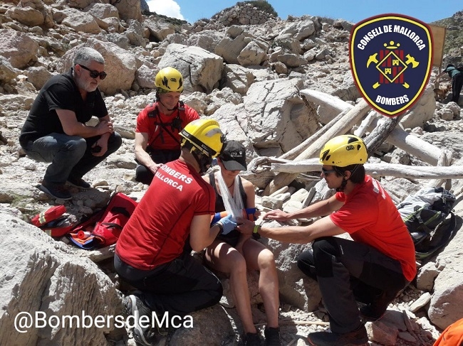 Bomberos de Mallorca rescatan una excursionista en Cala Bóquer, Port de Pollença