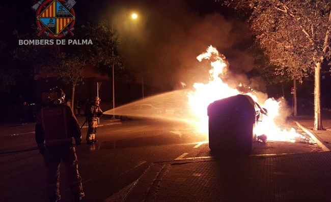 La Policía Nacional detiene a una mujer por la quema de varios contenedores en Palma