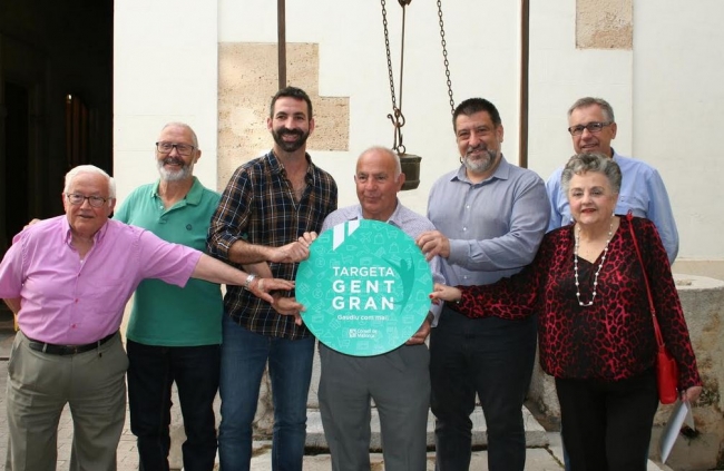 S’inicia la campanya als comerços per adherir-se a la
Targeta Gent Gran

