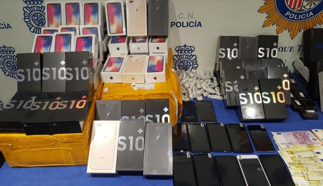 La Policía Nacional detiene a un hombre por compraventa ilegal de terminales móviles telefónicos de imitación