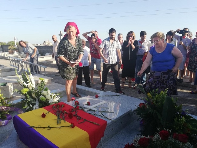 El Govern en funciones entrega los restos de Julià Fullana Mas, asesinado por el franquismo, a su familia