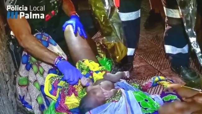 Policía local de Palma atiende a una mujer que se puso de parto en la calle