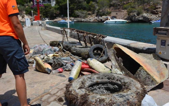 Retirados más de 1.000 kilos de residuos del fondo marino de Cala Figuera