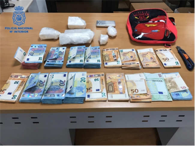 Cinco detenidos y un kilo de cocaína incautado por la policía nacional