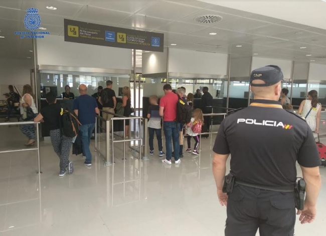 La Policía Nacional auxilia a una turista que acababa de llegar a Palma 