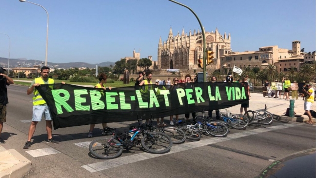 Extinction Rebellion corta el Paseo Marítimo de Palma