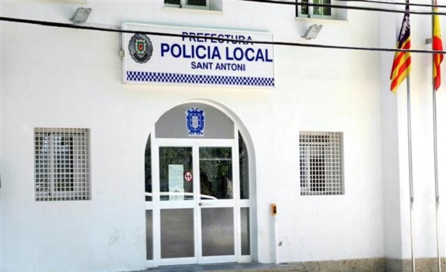 La Policía Local de Sant Antoni denuncian a tres taxistas pirata y dos conductores por no tener licencia VTC
