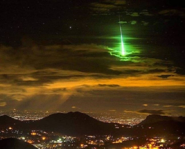 Avistan una gran bola de fuego en el mediterraneo 
