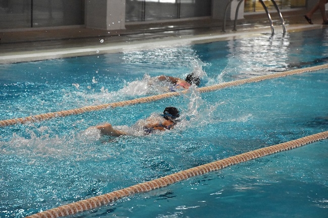 1700 alumnos participan en los cursos de verano de natación y tenis del IME