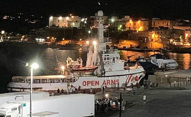 Desembarcan los 83 migrantes del Open Arms en Lampedusa