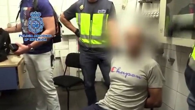 Detienen a un hombre que grabó por debajo de sus faldas a más de 500 mujeres
