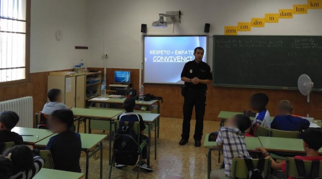 La Policía Nacional sigue desarrollando durante los cursos lectivos el 'Plan Director' 