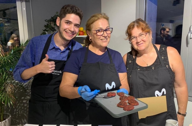 El exconcursante de MasterChef Fabián León cocina en la tienda Movistar de Palma