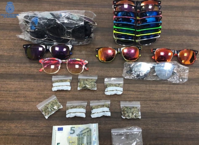 La Policía Nacional detiene -in fraganti- a un hombre por llevar consigo 7 bolsitas de marihuana preparadas para su venta 