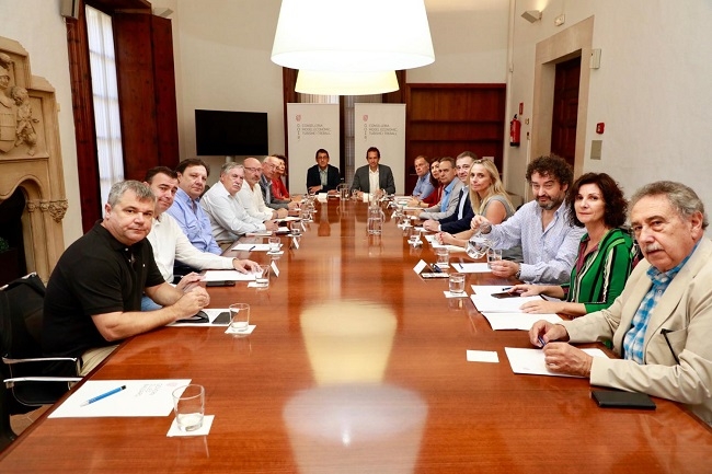 El Govern se reúne con el tejido productivo de las Islas para valorar la situación tras el cese de Thomas Cook