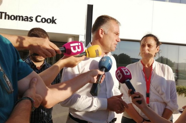 El Govern se reúne con los trabajadores de Thomas Cook