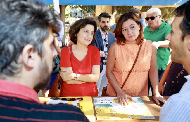 La presidenta Armengol y la consellera Santiago visitan la 5a Feria del Mercado Social