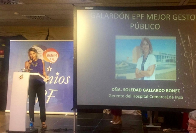 La gerente del Hospital de Inca recibe el premio «Enfermedades Poco Frecuentes» a la mejor gestora pública