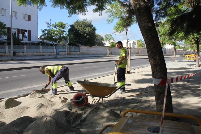 El área de Infraestructuras invierte 10.537 euros en mejorar la accesibilidad de las aceras de la calle Uruguay 