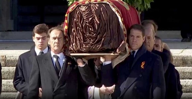 Franco, sale del Valle de los Caídos 44 años después 