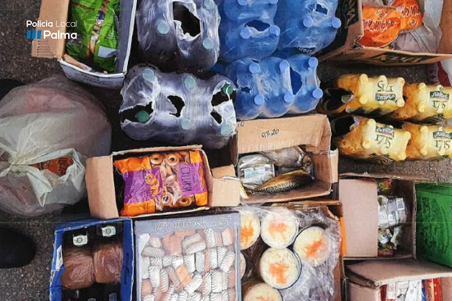 La Policia Local de Palma interviene diferentes mercancías destinadas a la venta ambulante en la calle Eusebio Estada